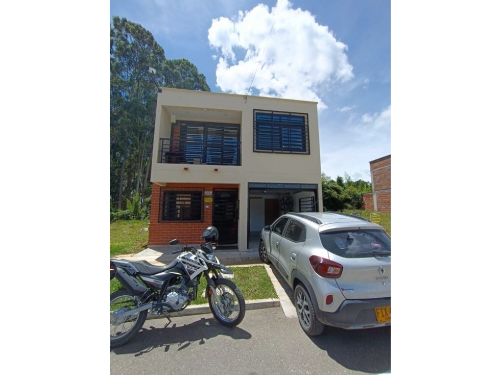 Venta de casa de dos niveles, en el Carmen de Vibora; unidad abierta - 1