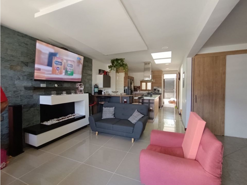 Venta de casa de dos niveles, en el Carmen de Vibora; unidad abierta - 2