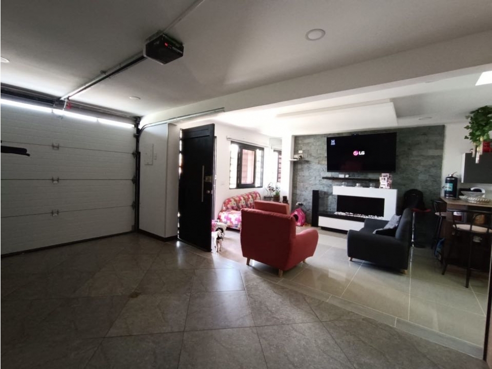 Venta de casa de dos niveles, en el Carmen de Vibora; unidad abierta - 3