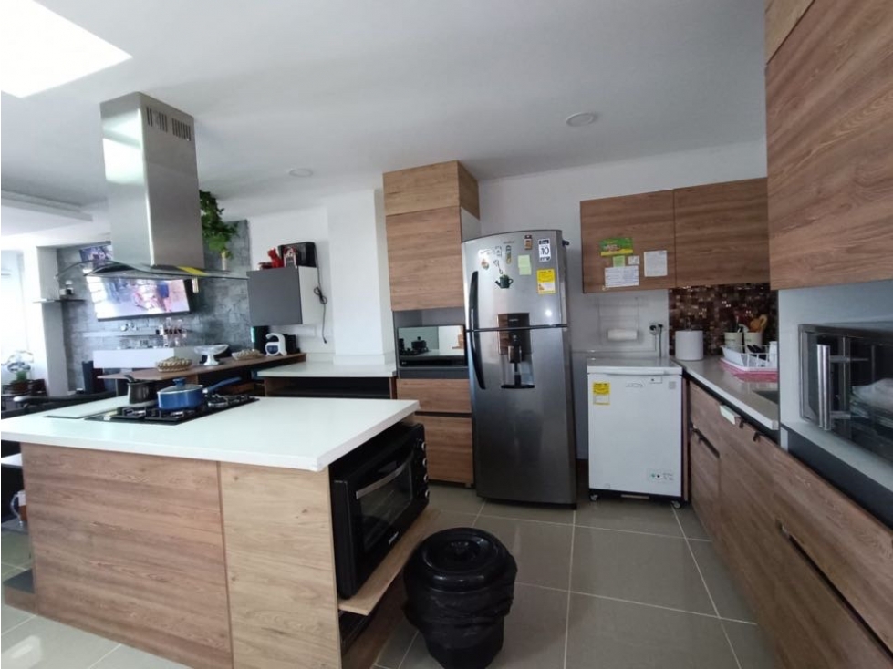 Venta de casa de dos niveles, en el Carmen de Vibora; unidad abierta - 4