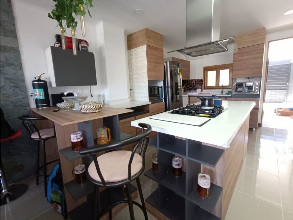 Venta de casa de dos niveles, en el Carmen de Vibora; unidad abierta - 6