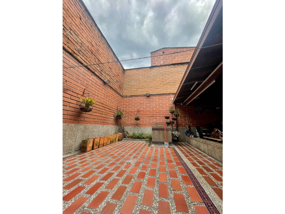 Venta de casa de dos niveles unifamiliares en Simón Bolivar