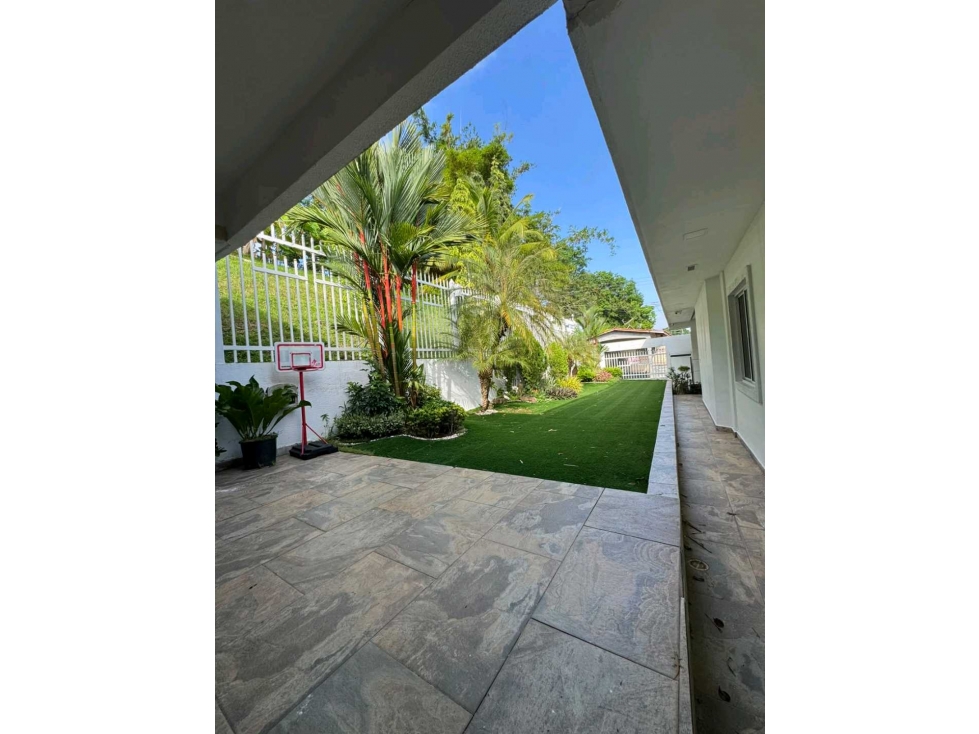 VENTA DE CASA DE ESQUINA REMODELADA EN BRISAS DEL GOLF 3R