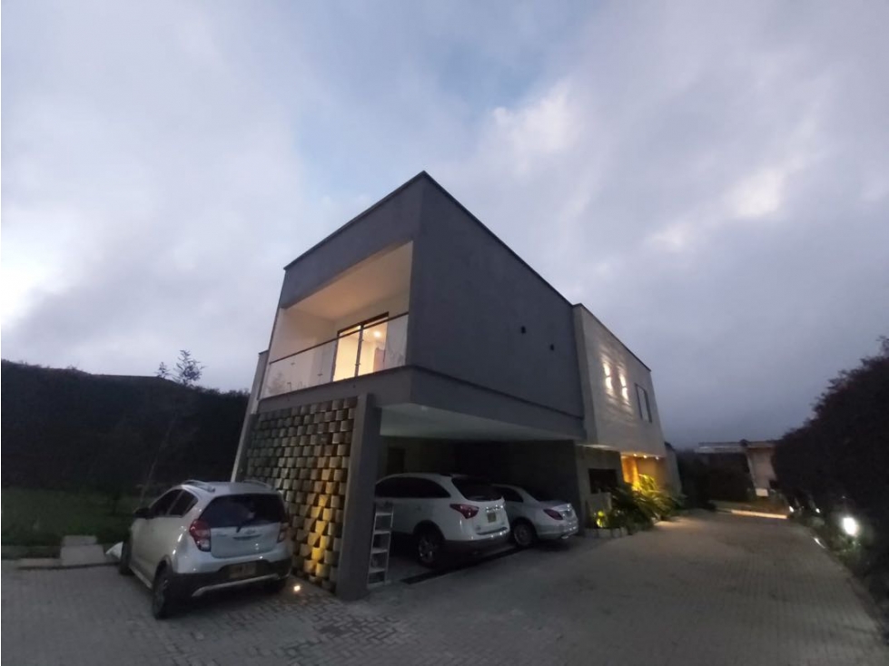 Venta de Casa de Lujo En Alto de Palmas Unidad Cerrada — foto 3