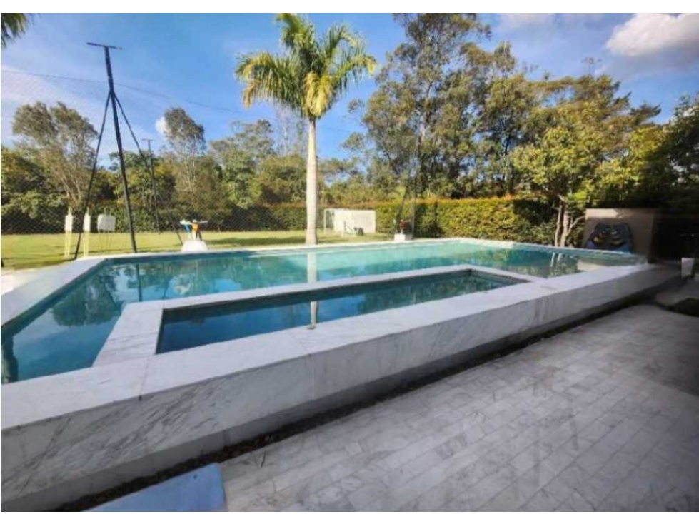 VENTA DE CASA DE LUJO CON ASCENSOR EN LLANOGRANDE, SECTOR CABECERAS