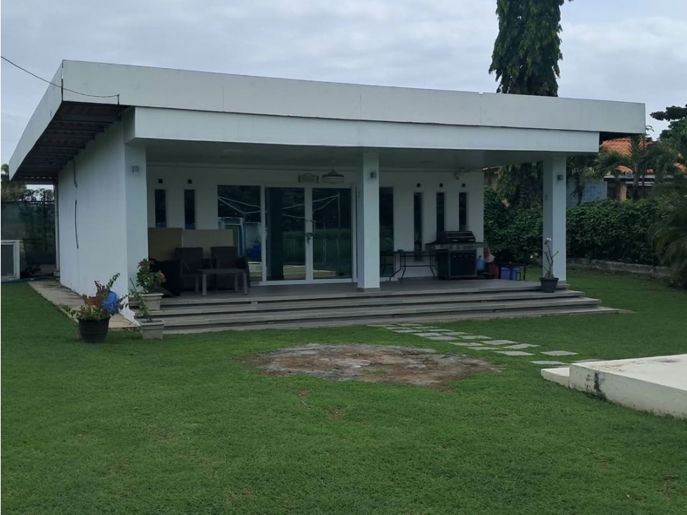 VENTA DE CASA DE PLAYA CON PISCINA EN CORONADO 983METROS
