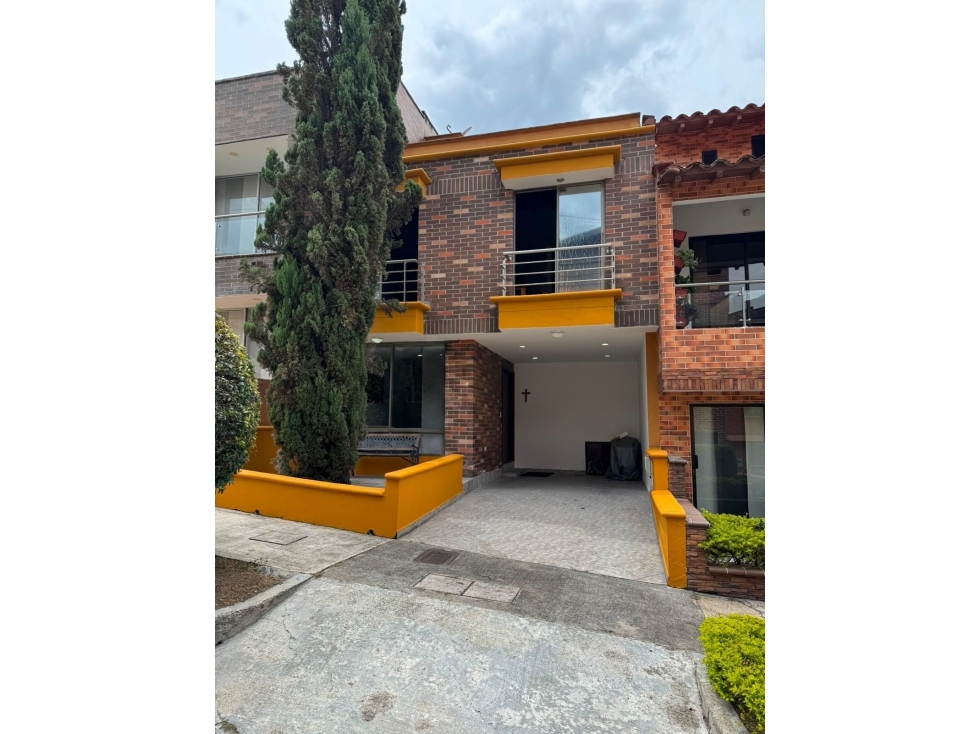 VENTA DE CASA DE TRES NIVELES EN LA ESTRELLA