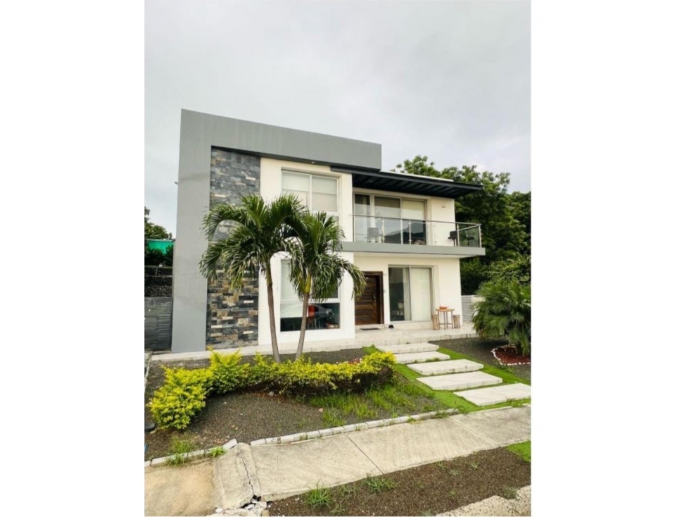 Venta de casa dentro de Urbanización Montecristi Golf Club. - 1