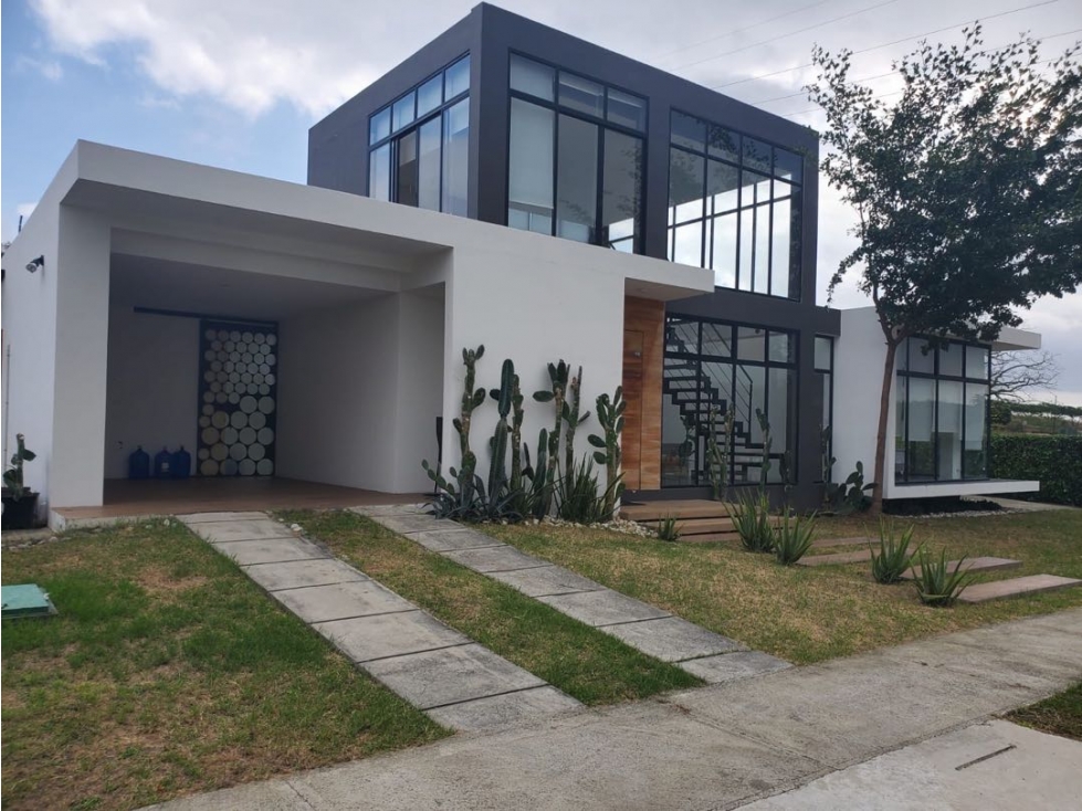 Venta de casa dentro de Urbanización Montecristi Golf Club. - 1