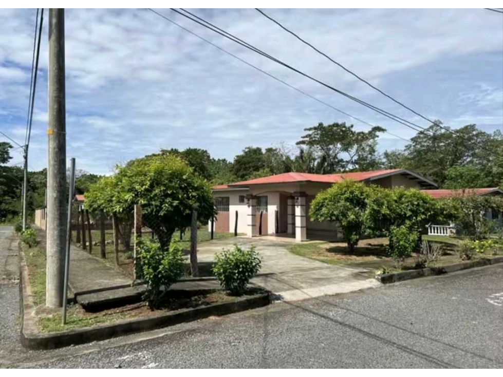 VENTA DE CASA EN ALGARROBOS 3R CERCADA