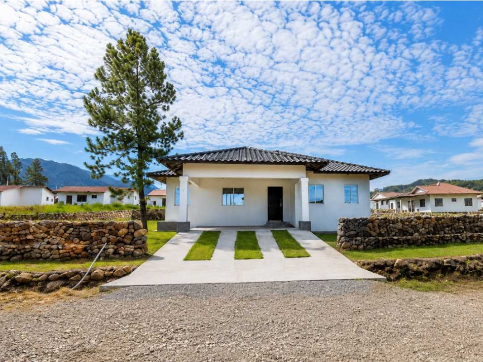 VENTA DE CASA EN ALTO BOQUETE NUEVA A EXTRENAR