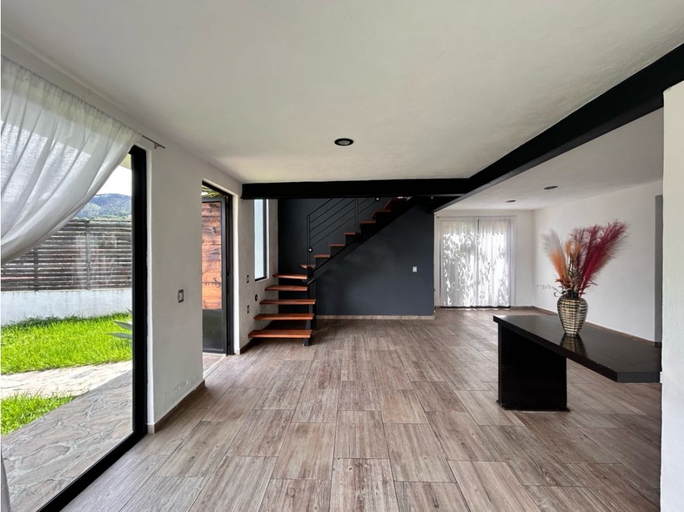 VENTA DE CASA EN CONDOMINIO CON JARDIN Y VISTAS | VALLE DE BRAVO. — foto 2