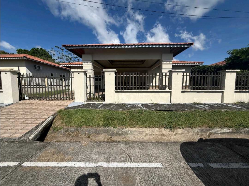 VENTA DE CASA EN DAVID COMPLETAMENTE CERCADA