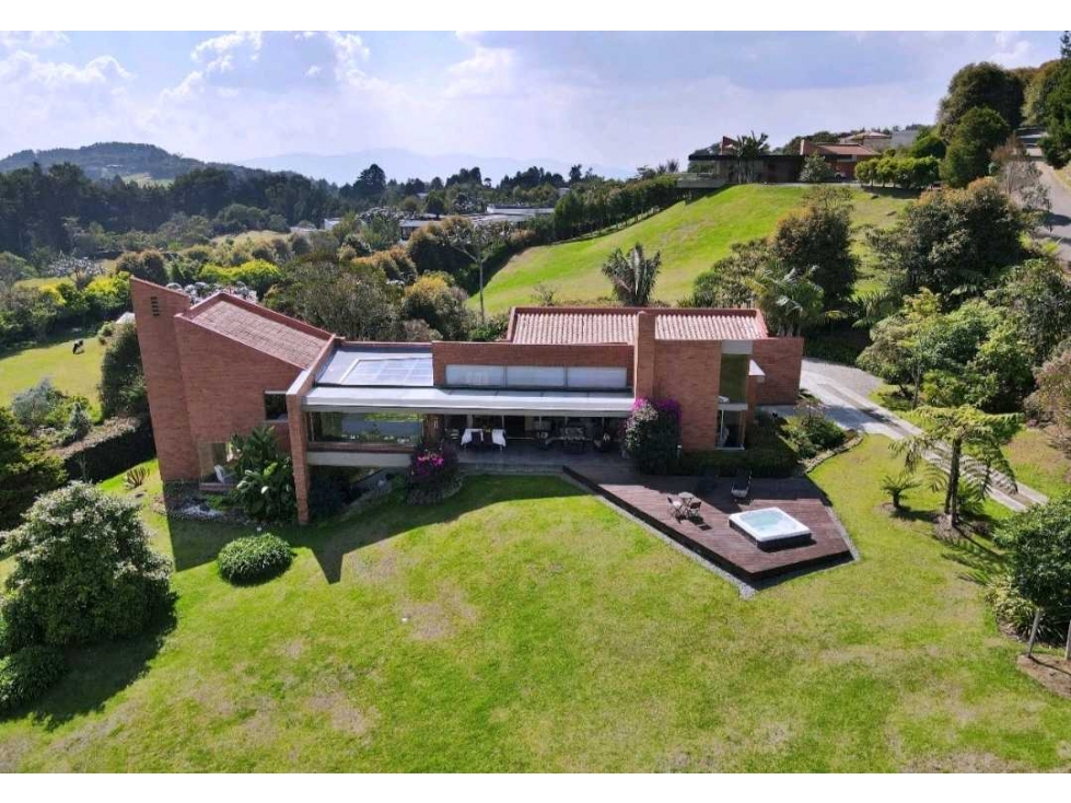 VENTA DE CASA EN EL ALTO DE LAS PALMAS, CERCA AL MALL INDIANA.