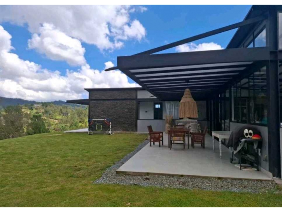 VENTA DE CASA EN EL ALTO DEL ESCOBERO, DE UN NIVEL.