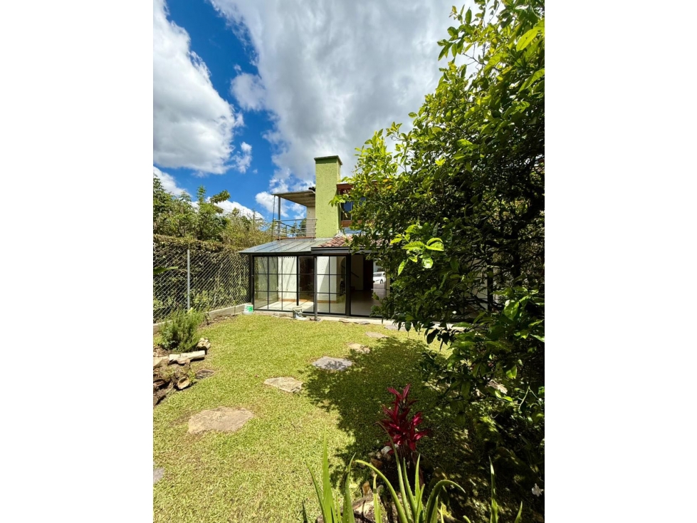 Venta de casa en el Retiro excelente ubicación sector puro cuero .