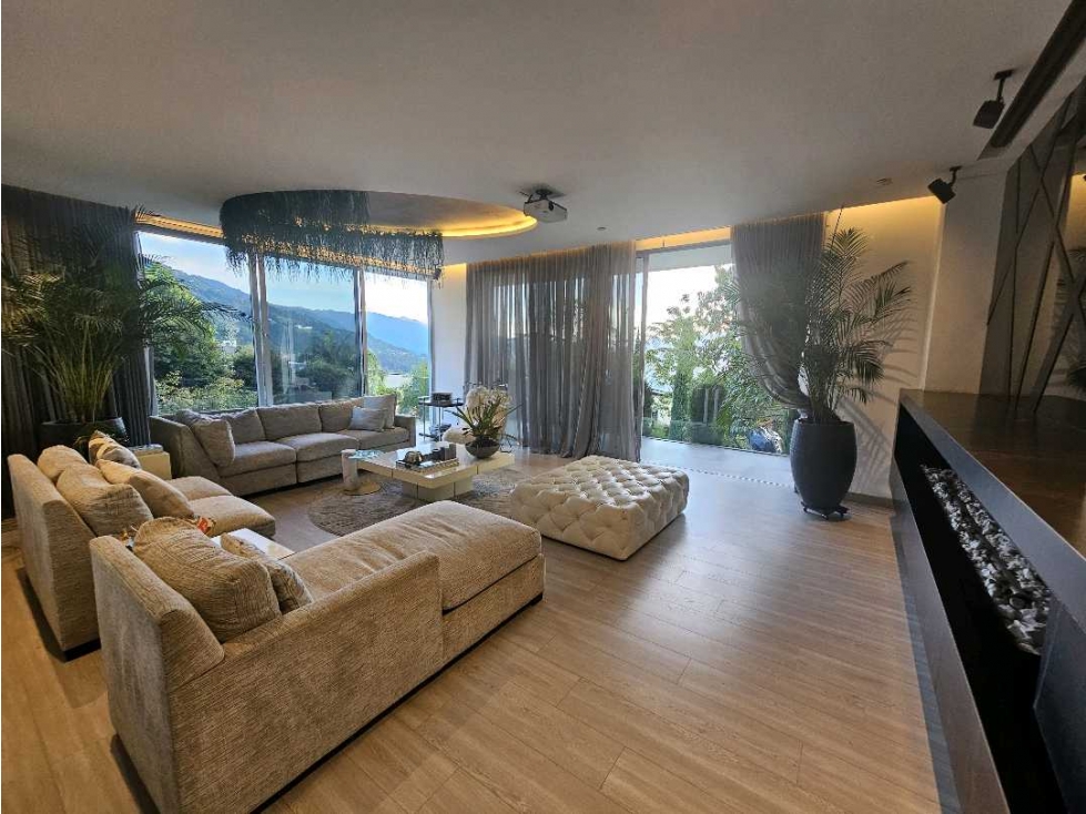 Venta de casa en Palmas parte baja, sector Colegiatura