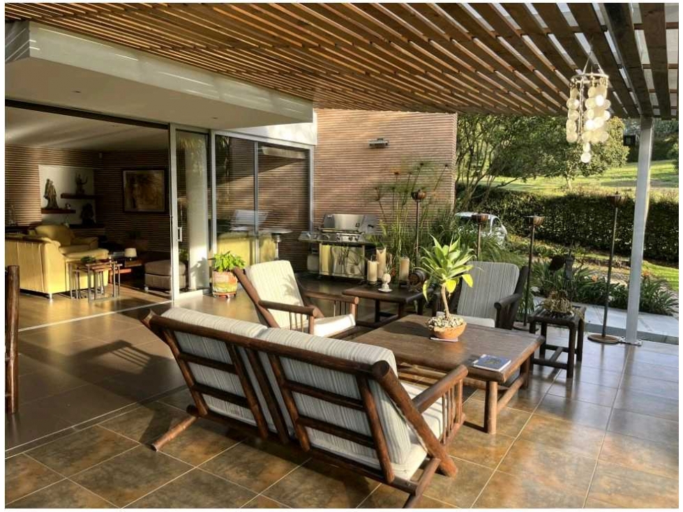 VENTA DE CASA EN LLANOGRANDE, CERCA AL MALL.