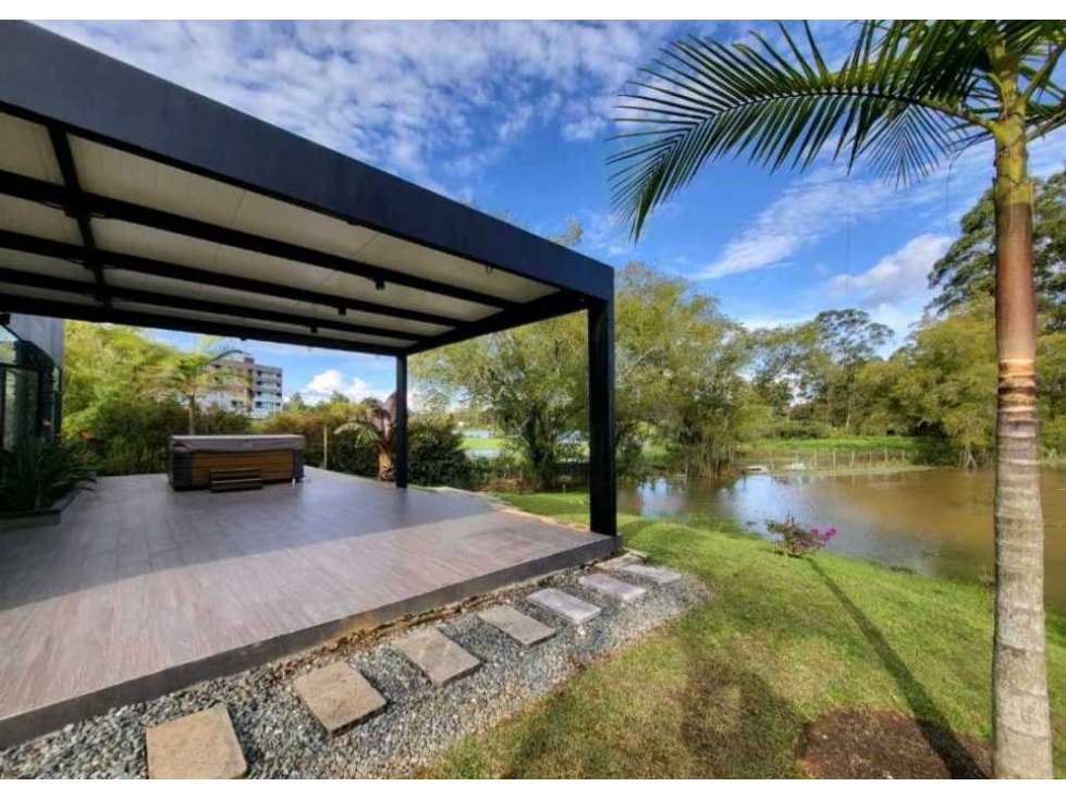 VENTA DE CASA EN LLANOGRANDE CON LAGO PRIVADO. UN SOLO NIVEL. — foto 2