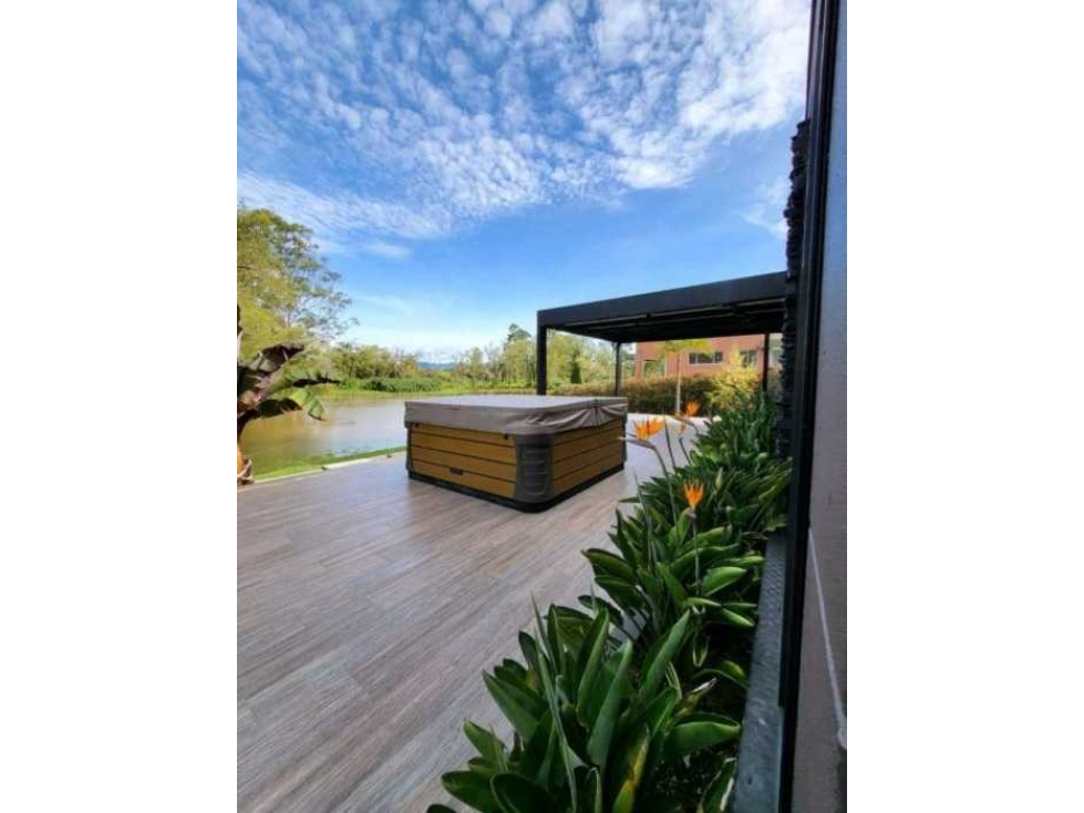 VENTA DE CASA EN LLANOGRANDE CON LAGO PRIVADO. UN SOLO NIVEL. — foto 3