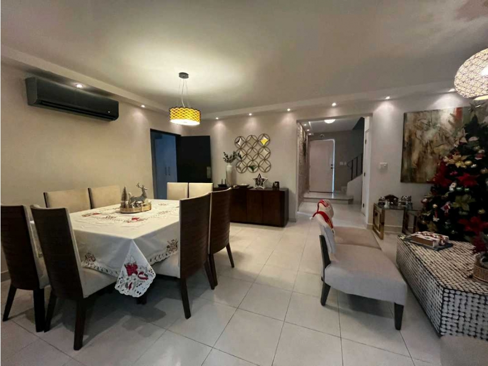 VENTA DE CASA EN QUINTAS DE VERSALLES, COSTA SUR
