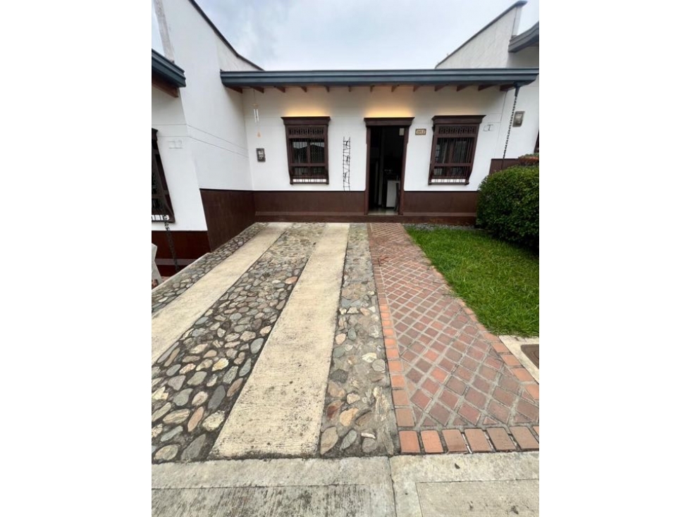 Venta de casa en unidad abierta, cerca al parque del retiro