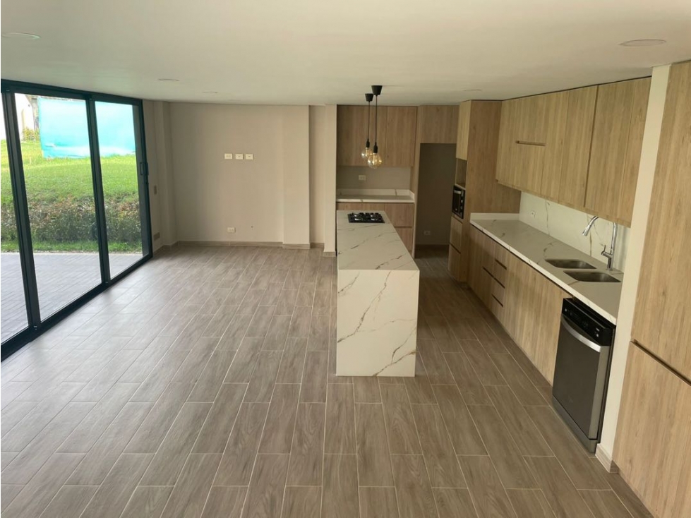 Venta de Casa Esquinera Urbaniz. en El Retiro Cerca Zona Urbana