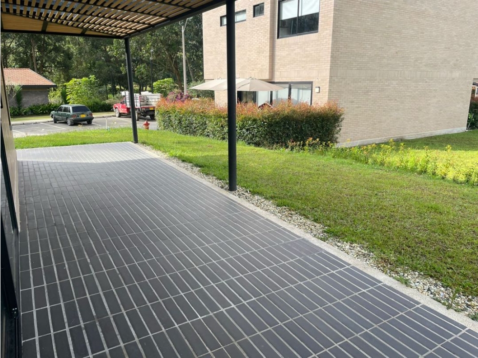 Venta de Casa Esquinera Urbaniz. en El Retiro Cerca Zona Urbana — foto 4