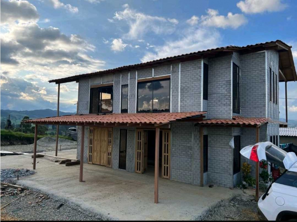 Venta de casa finca en San Pedro de los Milagros para terminar