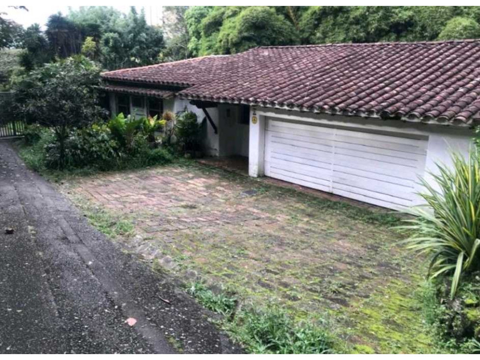 VENTA DE CASA LOTE CON PISCINA EN LA TRANSVERSAL INFERIOR, EL POBLADO.