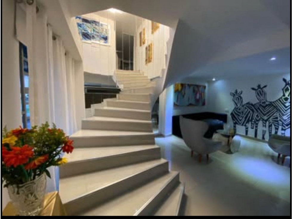 Venta de CASA MODERNA de 4 NIVELES en LAURELES