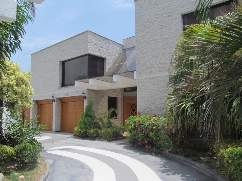 Venta de casa para remodelar, amplios espacios, Bavaria Santa Marta
