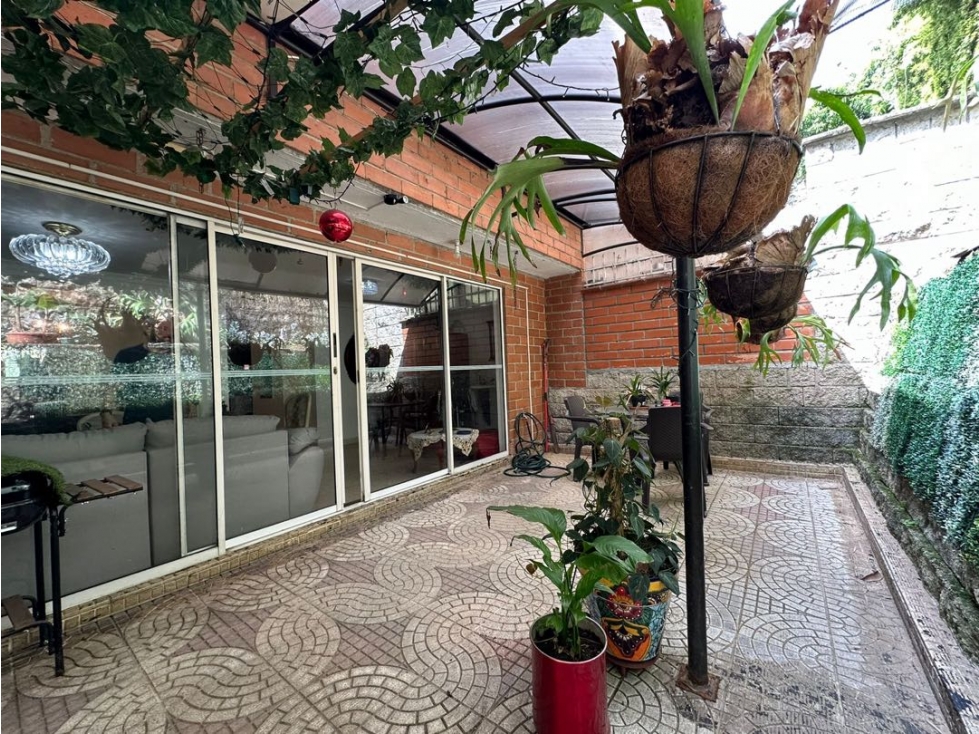 Venta de casa Poblado Medellín sector Castropol — foto 3