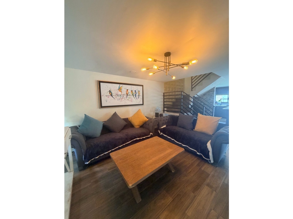 Venta de Casa Seminueva Remodelada en Sendero de los Pinos — foto 2