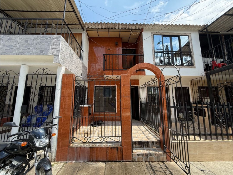 VENTA DE CASA UNIFAMILIAR EN BRISAS DE LOS ALAMOS 2 PISOS AC