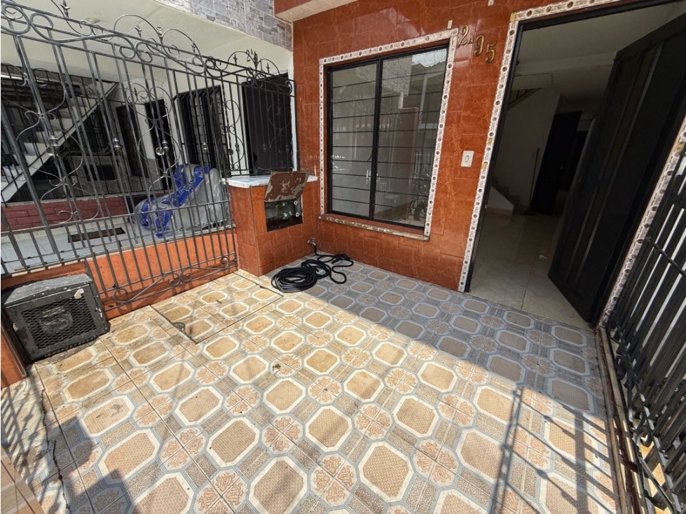 VENTA DE CASA UNIFAMILIAR EN BRISAS DE LOS ALAMOS 2 PISOS AC — foto 3