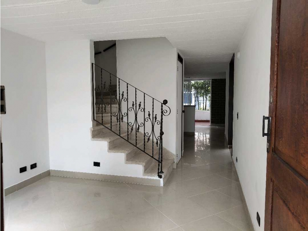 Venta de casa unifamiliar remodelada en Itaguí sector Suramérica