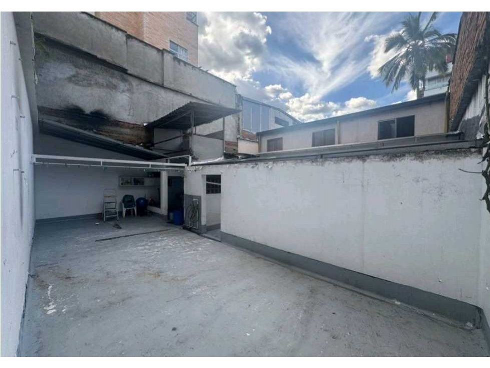 VENTA DE CASA/LOTE EN LAURELES.