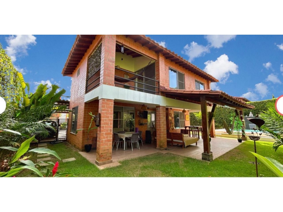 VENTA DE CAS AEN CONDOMINIO CON EXCELENTES ACABADOS, ZONA ALFAGUARA