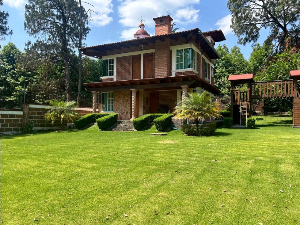VENTA DE CASA CON ENTORNO ARBOLADO | AVANDARO, VALLE DE BRAVO