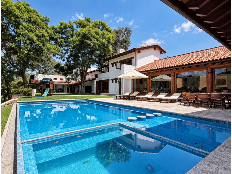 VENTA DE DOS CASAS CON ALBERCA Y JACUZZI AMPLIO JARDIN | AVANDARO - 2