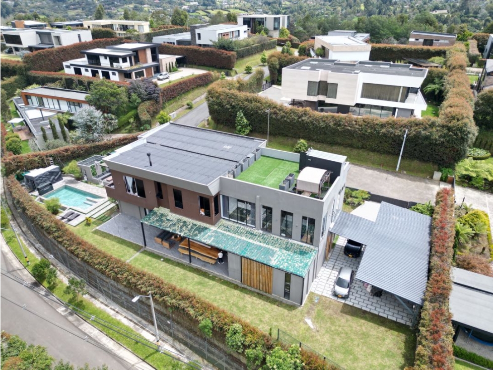 Venta de casa en las palmas en unidad cerrada