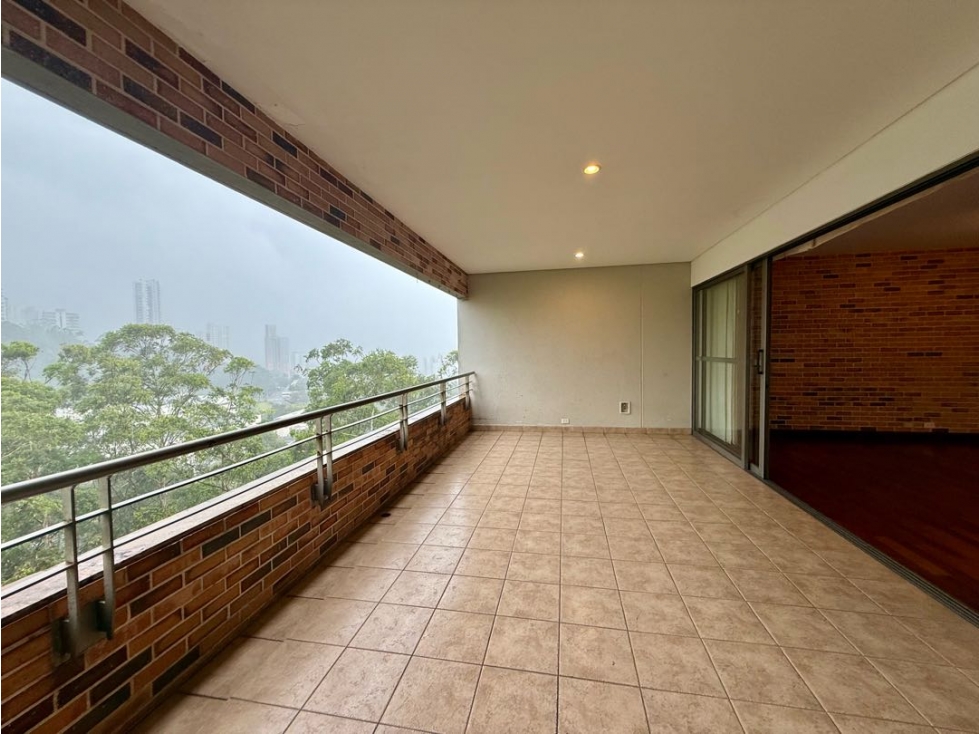 Venta de espacioso apartamento en el tesoro original muy buen estado