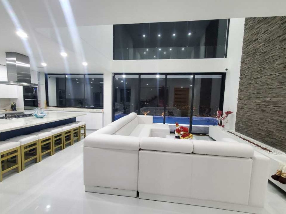 VENTA DE ESPECTACULAR CASA CON PISCINA A SOLO 20 MINUTOS DEL POBLADO - 1