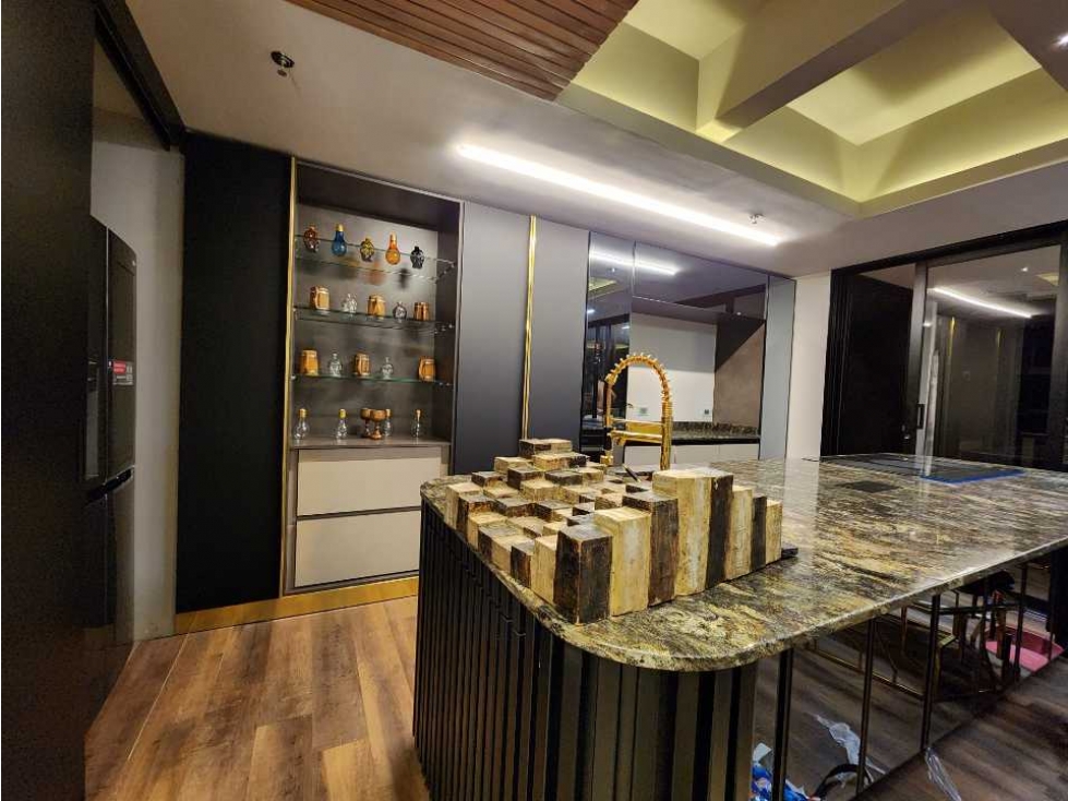 VENTA DE ESPECTACULAR PENTHOUSE POBLADO, HERMOSA VISTA Y JACUZZI