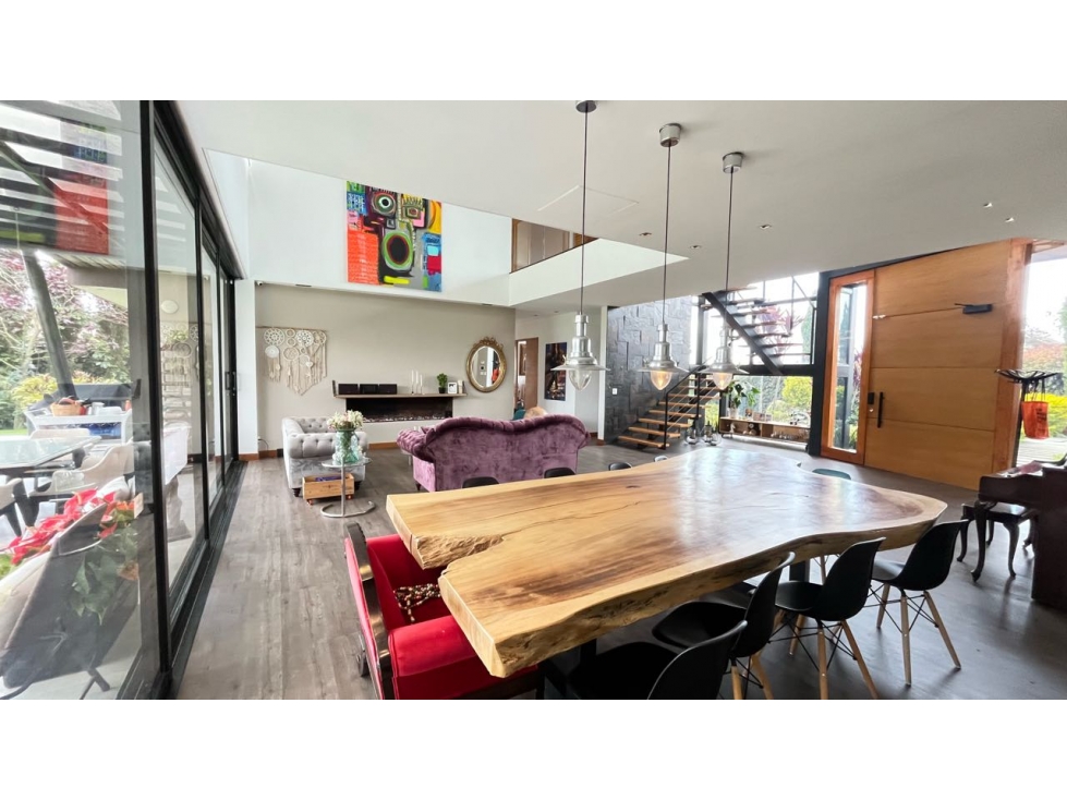 VENTA DE EXCLUSIVA CASA DE 1.603 MT2 ENVIGADO ALTO DE LAS PALMAS