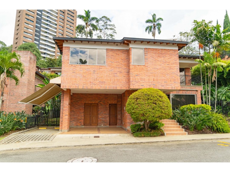 Venta de exclusiva casa - sector Cola del Zorro - 323 MT2