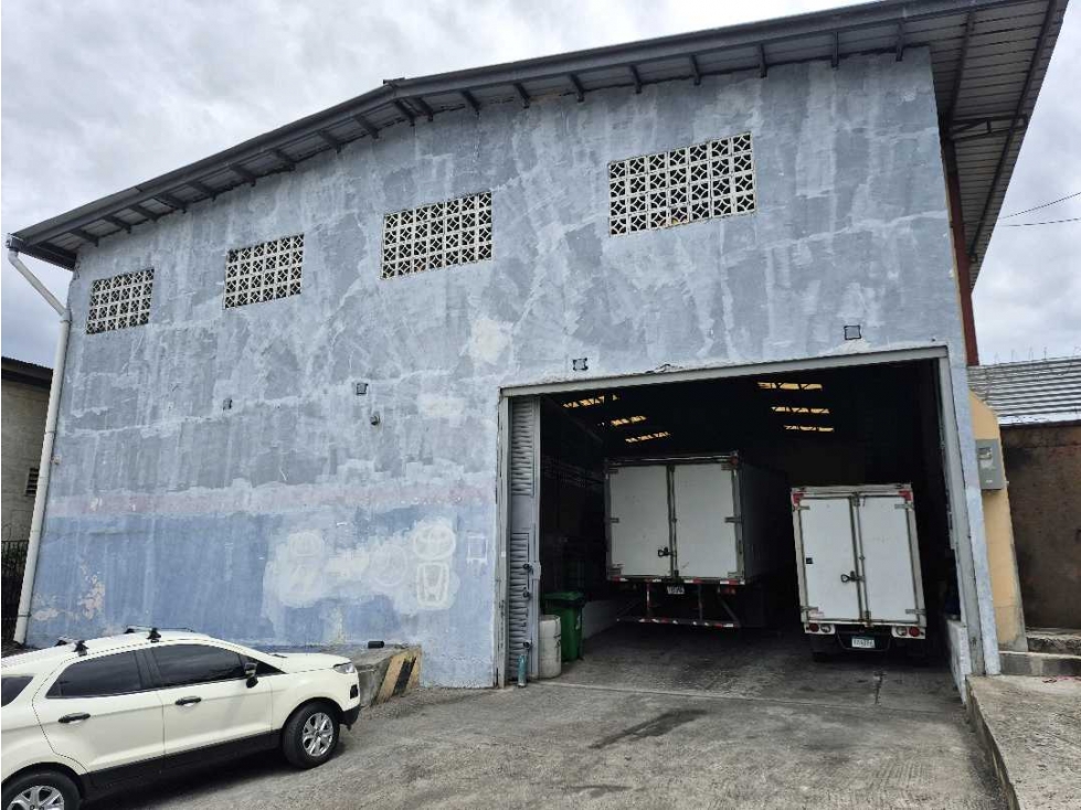 Venta de galera de 800 mts2 en Pueblo Nuevo
