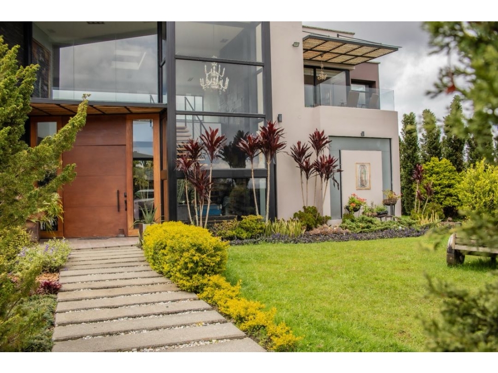 Casa Las Palmas | 437 m² | alcoba en primer nivel