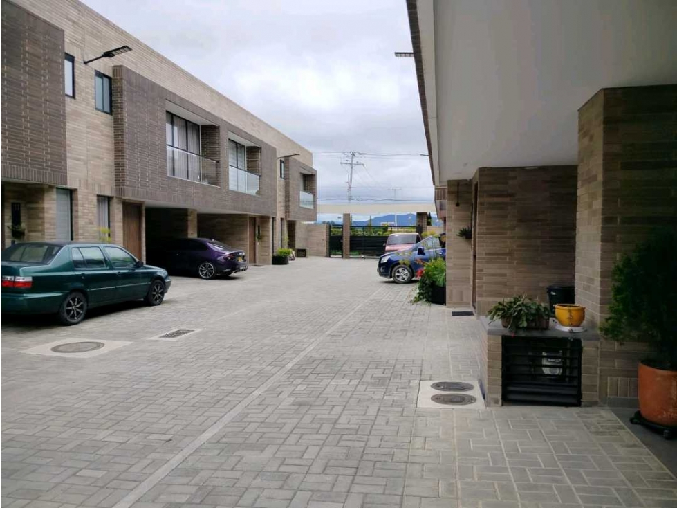 Venta de Hermosa casa de dos niveles en Chía